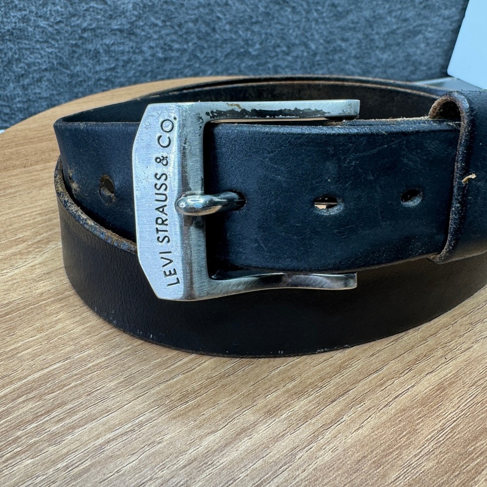 Levi Strauss Mens Italian Leather Belt Black Silver Buckle Size 40 **Well Worn** - Picture 11 of 12